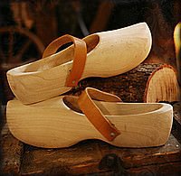 Mittelalterliche Holzschuhe mit Lederriemen